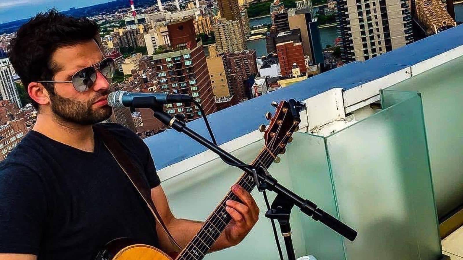 Promotional image for Robbie Gold on October 23, 2025, at Carol's Pub.